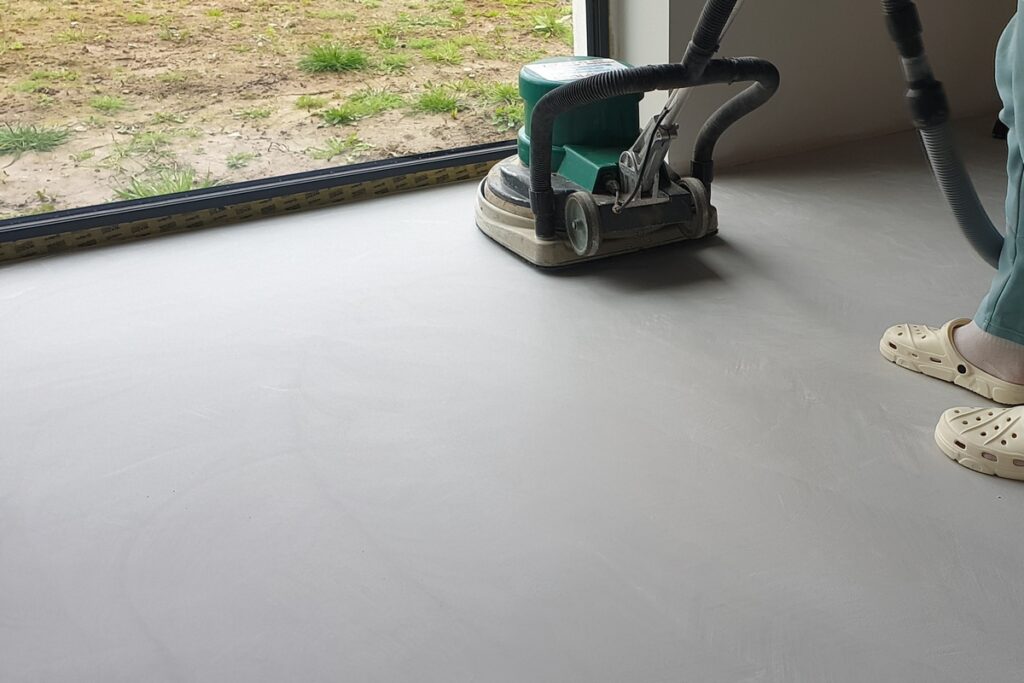 Podłoga z mikrocementu szlifowanie