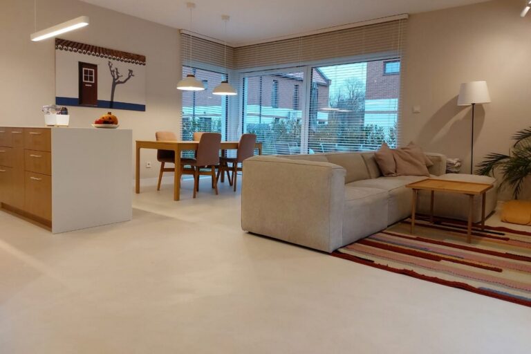 Przykładowa podłoga z mikrocementu MEDIUM FAST pokazuje gotowy efekt po zabezpieczeniu, kt&oacute;ry jest wybierany do nowoczesnych wnętrz, gdy zależy Ci na trwałej i łatwej w utrzymaniu posadzce.