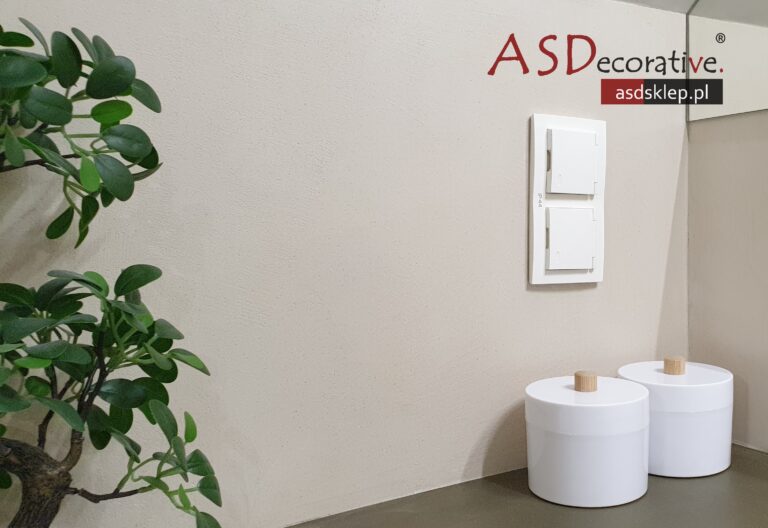 Mikrocement MEDIUM FAST na ścianie w łazience pokazuje warstwę nawierzchniową, kt&oacute;rą stosuje się w strefach mokrych, gdy chcesz uzyskać gładką powierzchnię i ograniczyć ilość spoin.