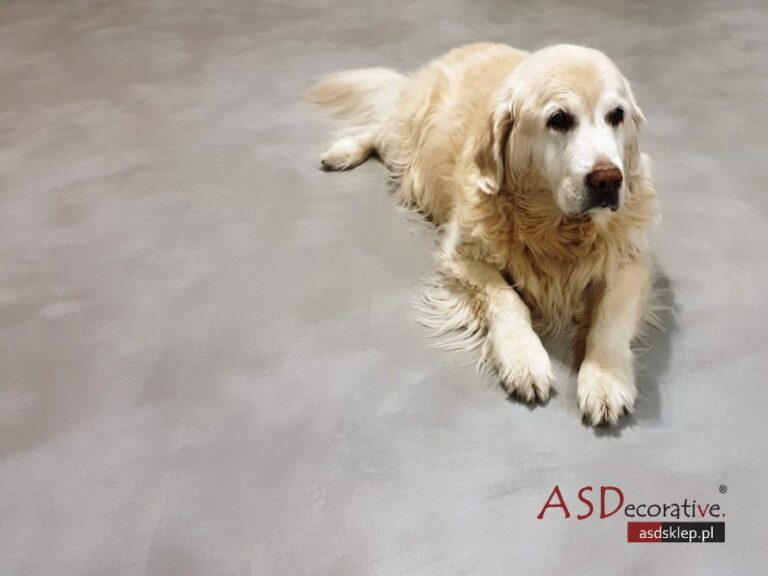 Podłoga z mikrocementu MEDIUM pokazuje przykład zastosowania w domu, kt&oacute;ry sprawdza się tam, gdzie chcesz uzyskać mineralną estetykę i dopasować strukturę do intensywności użytkowania.