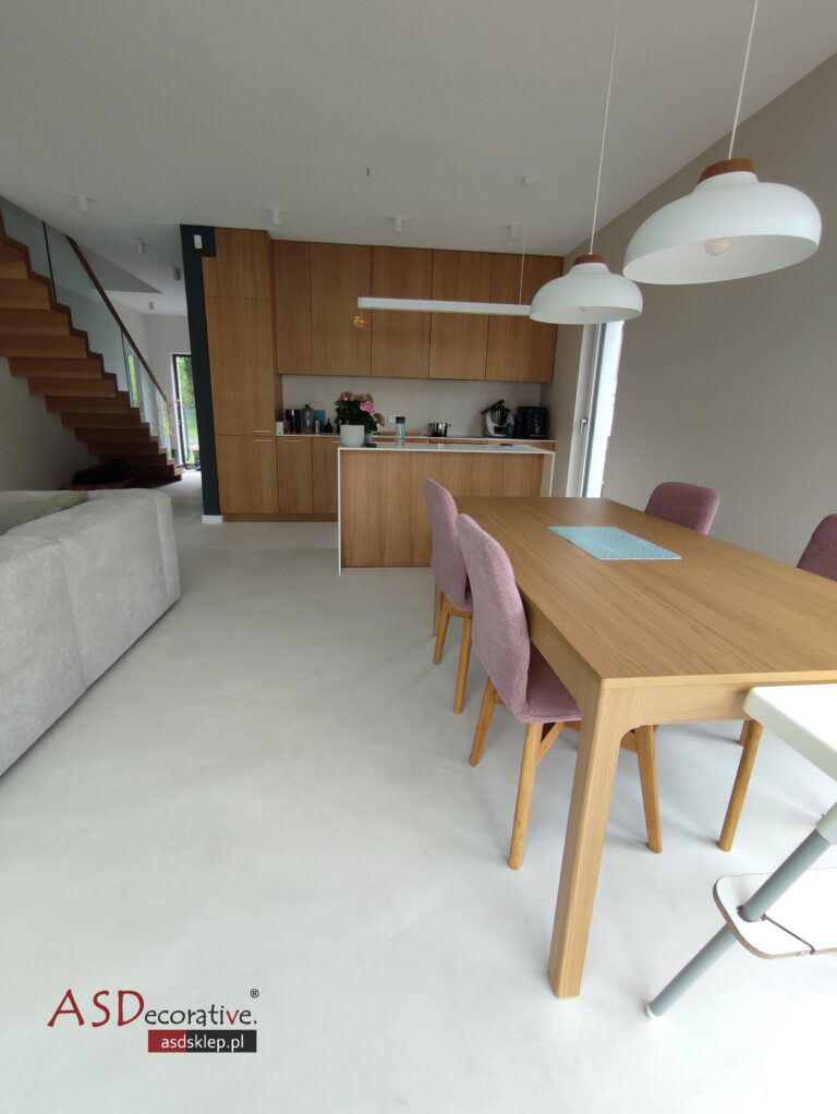 Podłoga z mikrocementu MEDIUM FAST pokazuje efekt monokoloru i delikatnej struktury, kt&oacute;ry jest często wybierany do nowoczesnych mieszkań, gdy chcesz ograniczyć podziały i uzyskać r&oacute;wną posadzkę.