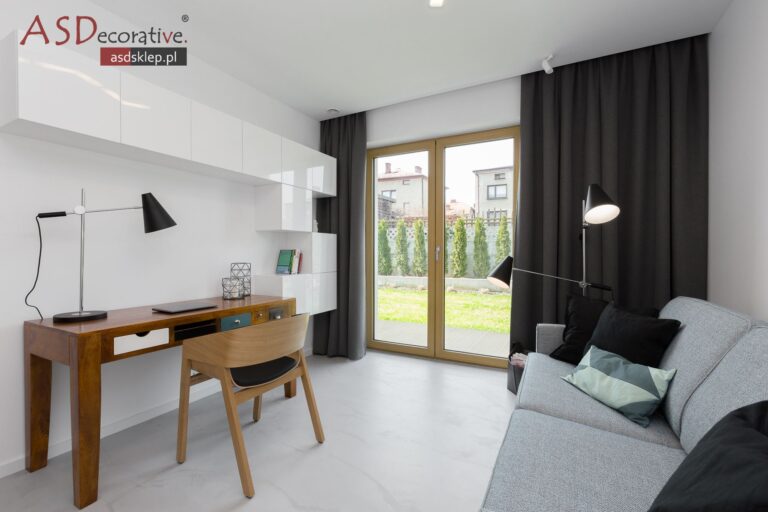 Podłoga z mikrocementu w pokoju dziennym pokazuje jednolitą bezfugową powierzchnię, kt&oacute;ra pasuje do nowoczesnych aranżacji i dobrze sprawdza się przy codziennym użytkowaniu.