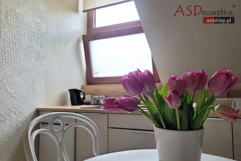 Zastosowanie mikrocementu w domu pokazuje przykład nowoczesnego wykończenia, kt&oacute;re pasuje do jasnych wnętrz, gdy chcesz połączyć estetykę betonu z cieplejszą aranżacją.