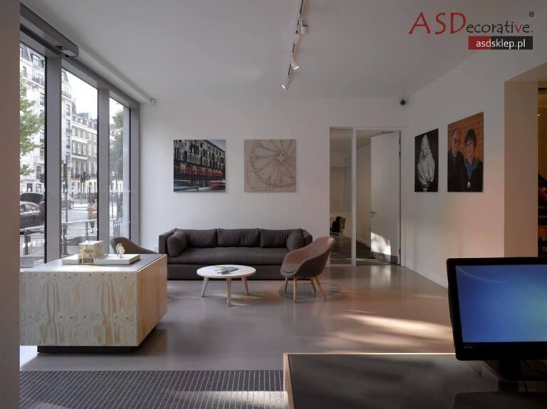 Detal wykończenia z mikrocementu pokazuje jak światło podkreśla strukturę i niuanse kolorystyczne, dlatego zdjęcie pomaga ocenić efekt w zależności od oświetlenia w pomieszczeniu.