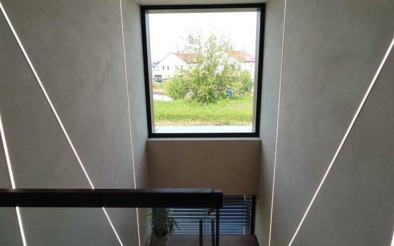 mikrocement medium na ścianie 06_wm